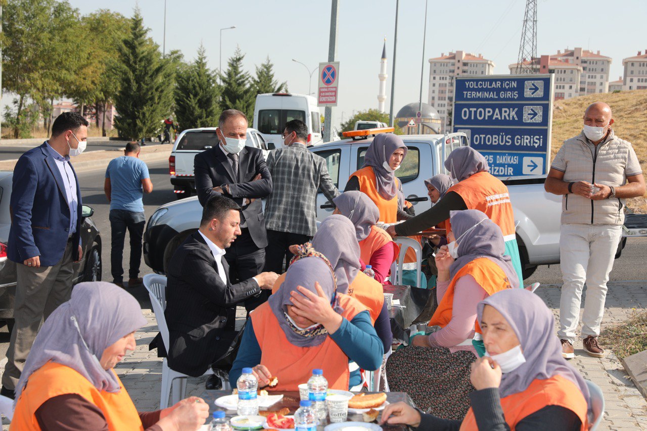 ÇAYLAR VE SİMİTLER RASİM BAŞKANDAN