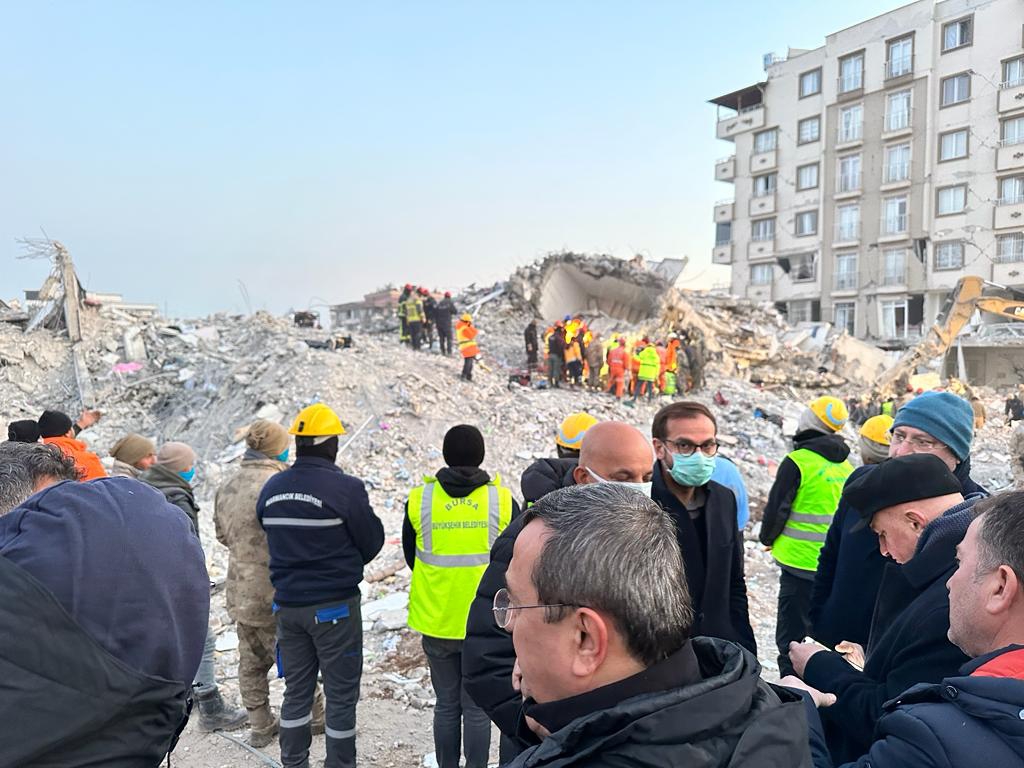 KONAK BELEDİYE BAŞKANI ABDÜL BATUR DEPREM BÖLGESİNDE: