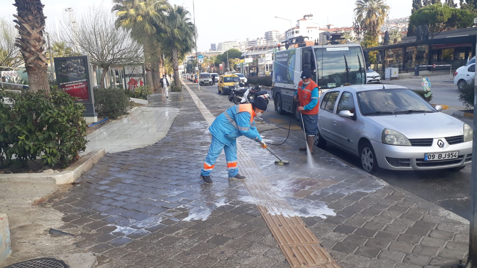 KUŞADASI BELEDİYESİ’NİN HİJYEN MESAİSİ SÜRÜYOR