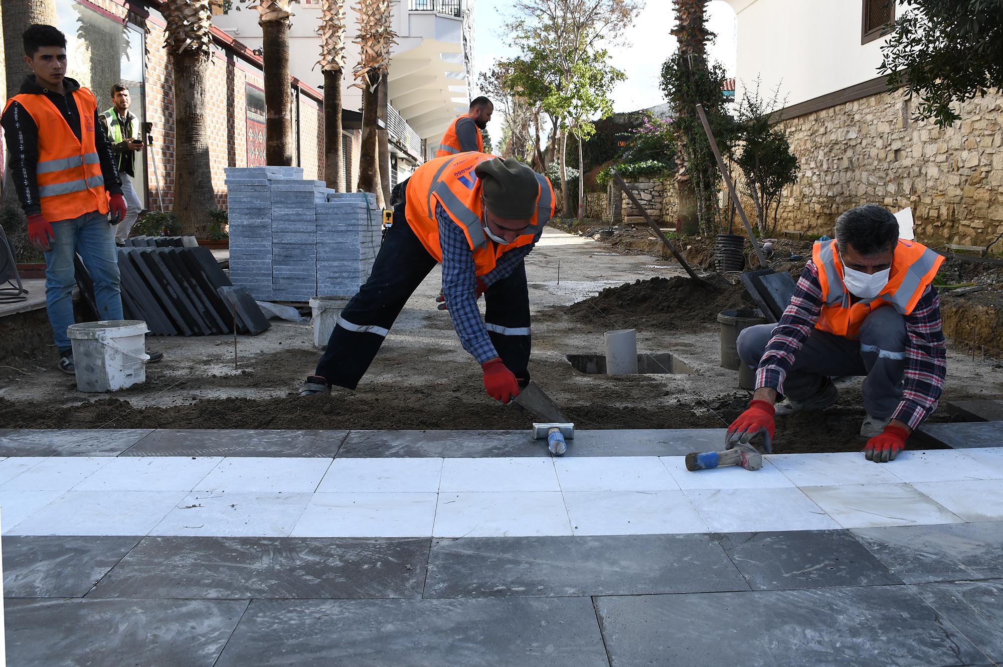 KUŞADASI ÇARŞILARI YAZ SEZONUNA YENİLENEN YÜZÜYLE GİRECEK 