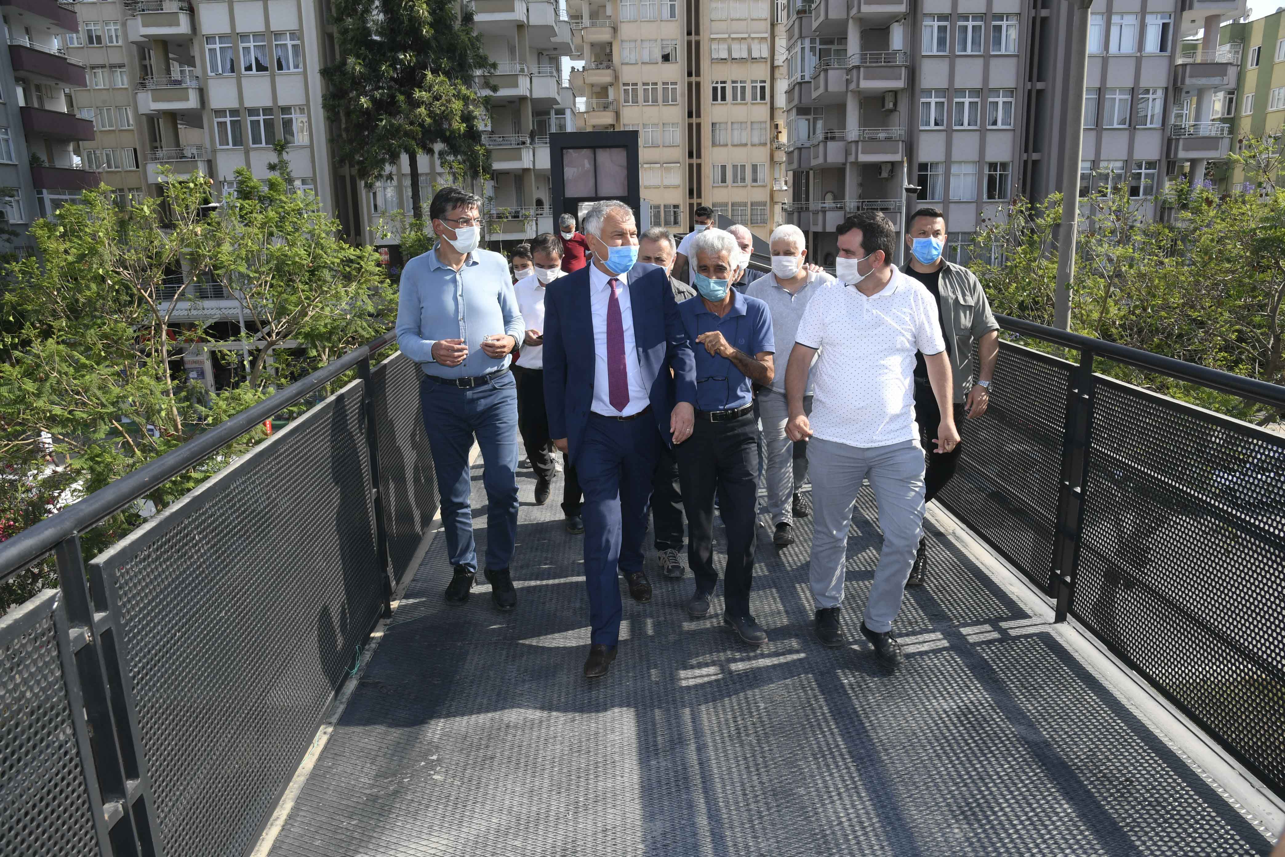 Üst geçitler asansörleriyle birlikte  vatandaşın hizmetinde